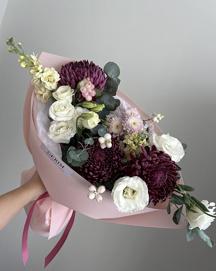 Асимметричный букет из эустом и хризантем with delivery to Astana