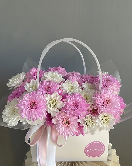Бело-розовый букет хризантем в коробке с доставкой по Астане