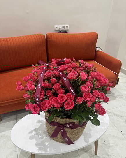 Кашпо с шикарными кустовыми розами  с доставкой по Астане
