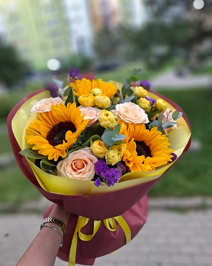 Солнечный микс с подсолнухами и пионовидными розами с доставкой по Алматы