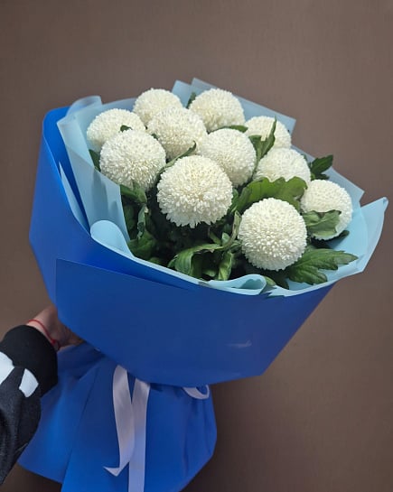Белоснежные хризантемы в синем оформлении with delivery to Almaty