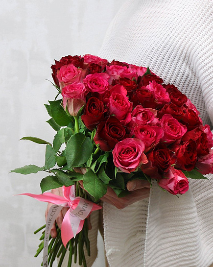 Букет из 35 красных и розовых роз микс 40 см под ленту с доставкой по Алматы