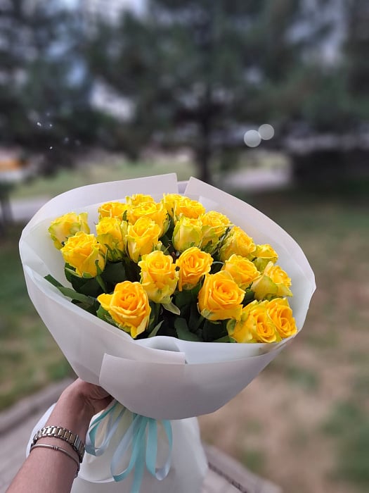 Солнечный комплимент из желтых роз