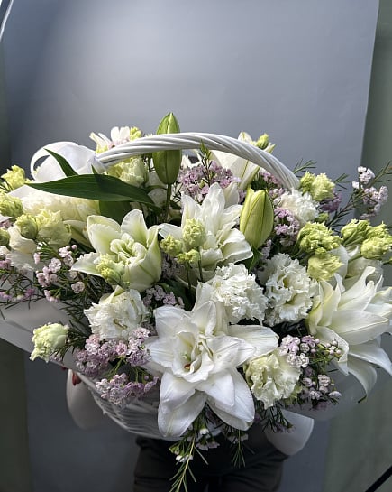 Белоснежное очарование в корзине с доставкой по Астане