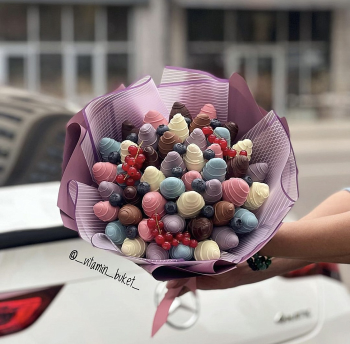 Bouquet of strawberries in chocolate