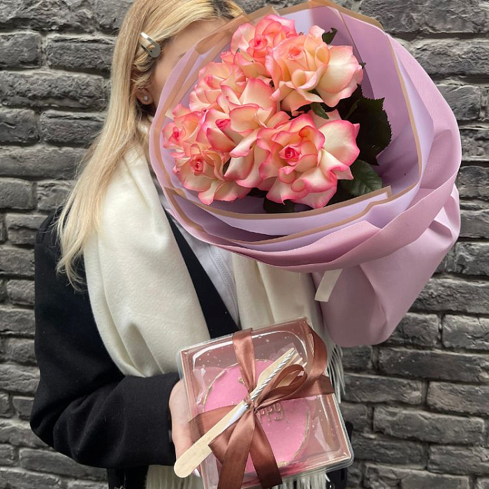 Bouquet of 7 French roses + Bento cake