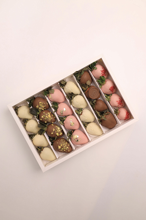 Set of 24 assorted strawberries in Belgian chocolate