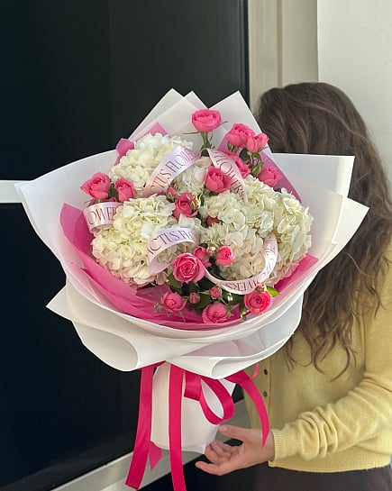 Большой круглый букет с гортензиями и розами with delivery to Astana