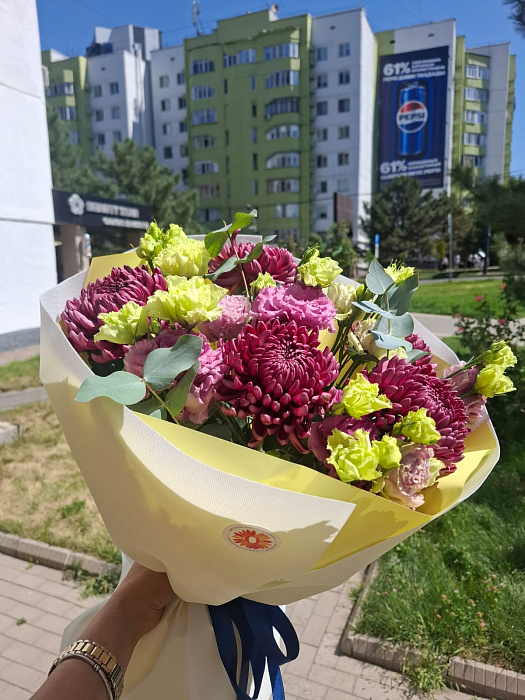 Круглый букет из хризантем и эустом в желтой и белой упаковке - купить в Астане с доставкой