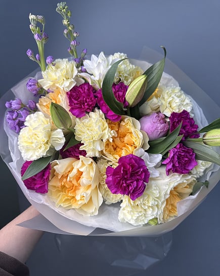 Яркий букет с гвоздиками и лилиями с доставкой по Астане