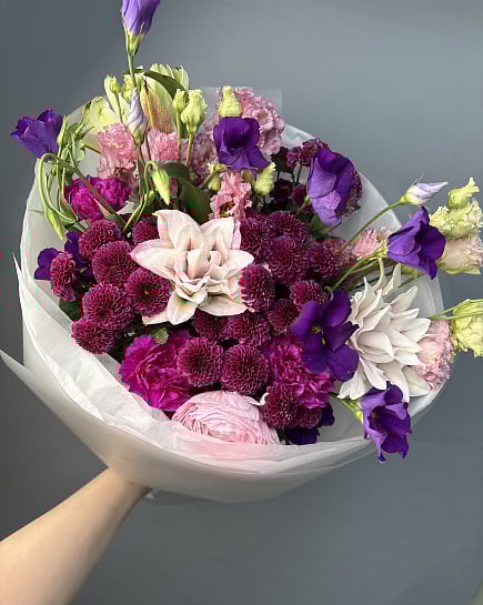 Пурпурно-розовый букет с эустомой и хризантемами с доставкой по Астане