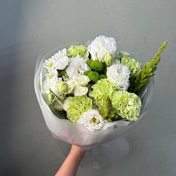 Белый букет из гвоздик и эустом