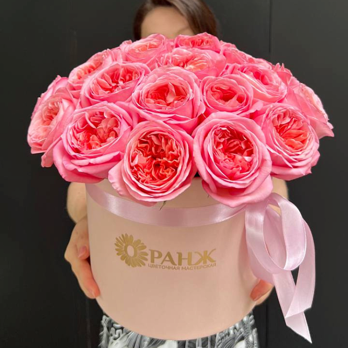 Bouquet of 25 peony roses in a box