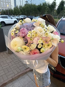 Пастельная гармония с гортензией и пионами