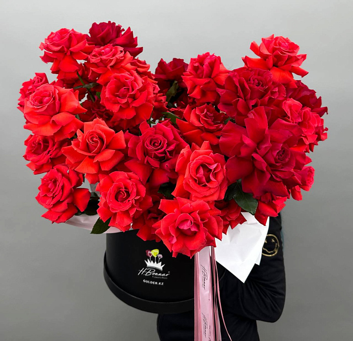 Red roses in a hat box