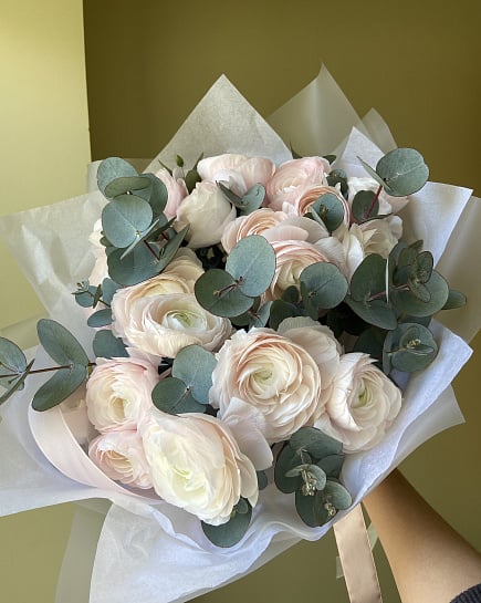 Нежный букет из ранункулюсов и эвкалипта с доставкой по Астане