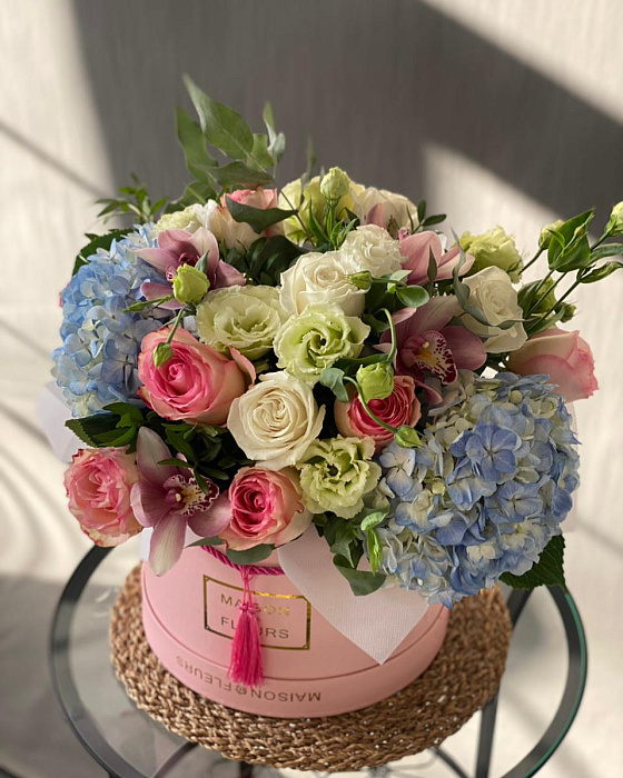 Mix of roses, hydrangeas and eustoma