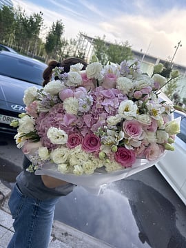 Розовое облако: гортензии и кустовые розы