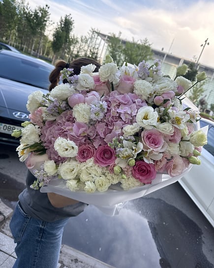 Розовое облако: гортензии и кустовые розы с доставкой по Астане