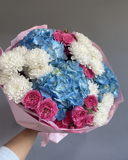 Круглый букет из синих гортензий и хризантем with delivery to Astana