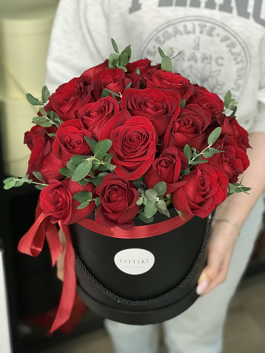 55 roses in hat box