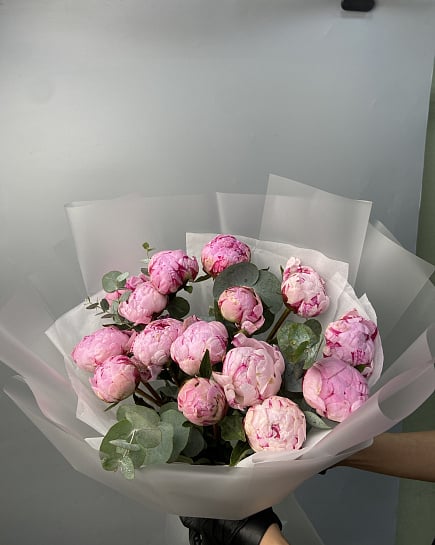 Нежный букет из розовых пионов с эвкалиптом с доставкой по Астане