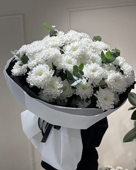 Белоснежные хризантемы с эвкалиптом с доставкой по Астане