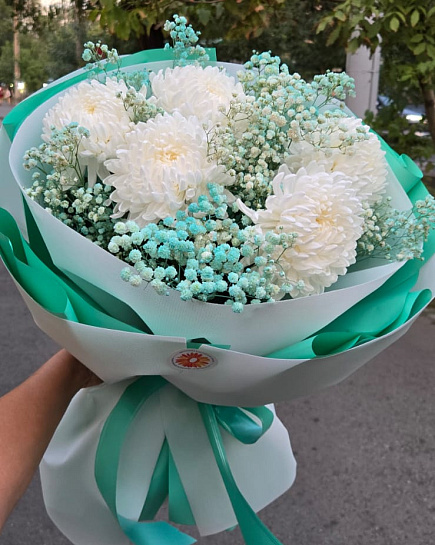 Бело-синий круглый букет с хризантемами with delivery to Almaty