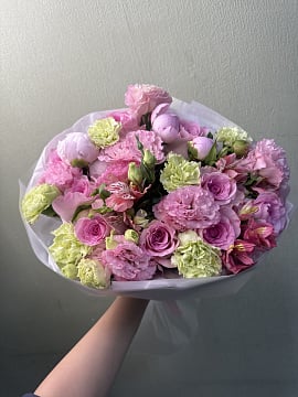 Розовое облако из эустомы и кустовых роз