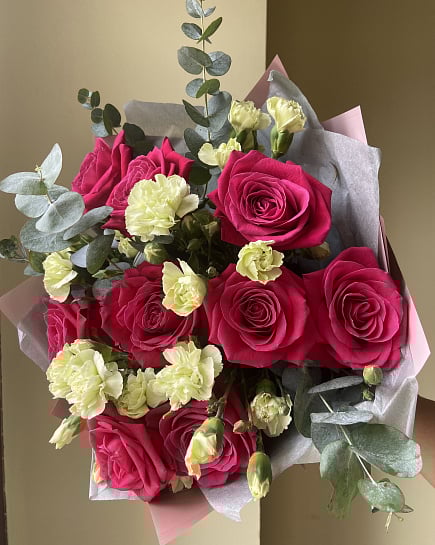 Яркий дуэт красных роз и гвоздик с доставкой по Астане