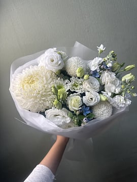 Средний круглый букет с эустомой и хризантемами