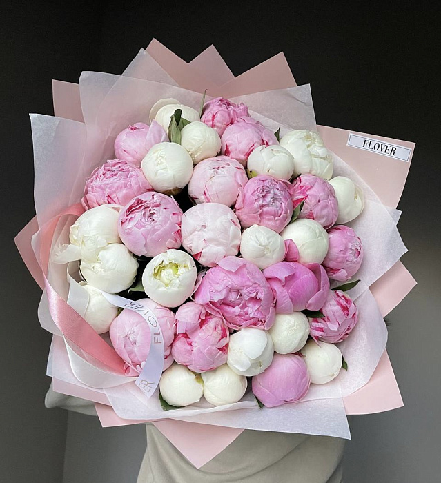 Bouquet of 31 white and pink peonies