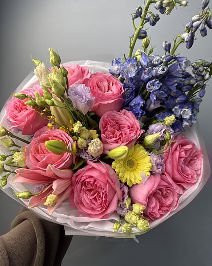 Яркий микс с пионовидными розами и дельфиниумом с доставкой по Астане
