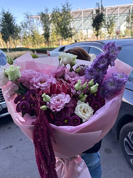 Круглый букет из протеи, эустомы и дельфиниума