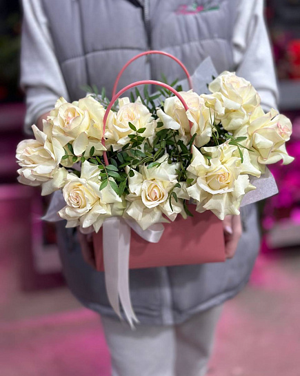 Французские розы с фисташ в сумочке с доставкой по Актобе