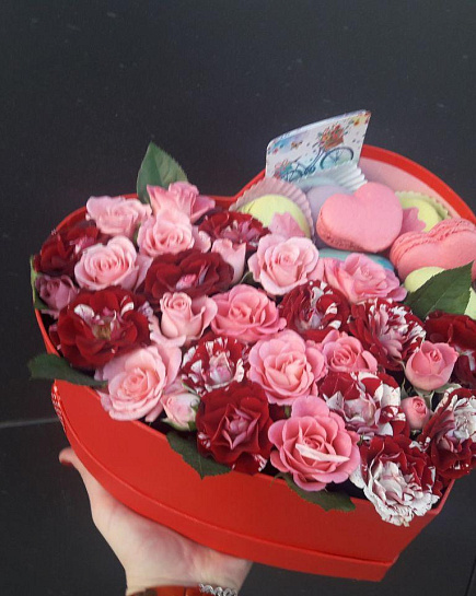 Композиция с розами и шоколадом "Радости и сладости" с доставкой по Астане