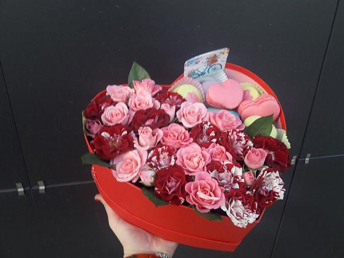 Композиция с розами и шоколадом "Радости и сладости"