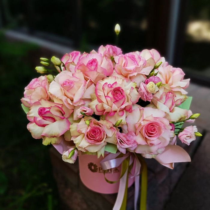 Euro bouquet of roses and lisianthus in a box