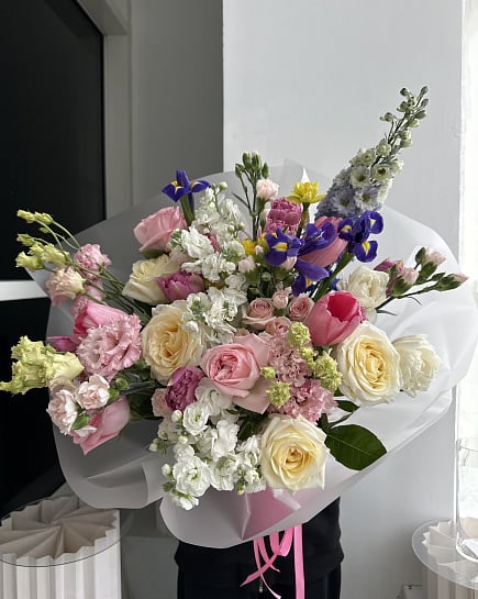 Весенняя палитра с ирисами и розами с доставкой по Астане