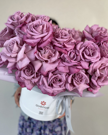 25 фиолетовых сортовых Голландских роз в коробке с доставкой по Алматы