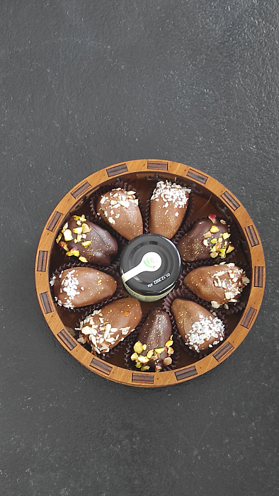 Yurt box with dates in Belgian chocolate