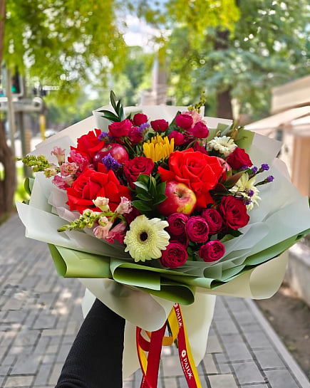 Яркий микс с красными розами и яблоками with delivery to Almaty