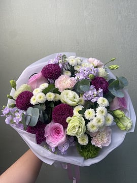 Круглый букет из роз, эустом и хризантем