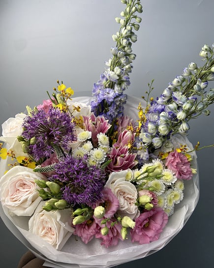 Яркий микс с дельфиниумом и орхидеями с доставкой по Астане