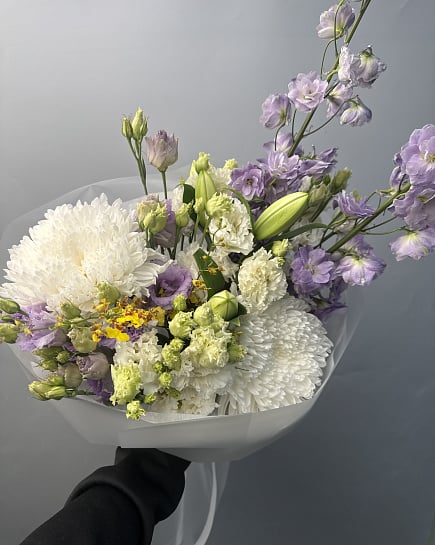 Бело-фиолетовая композиция с дельфиниумом с доставкой по Астане
