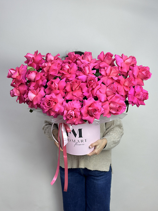 25 bright pink roses in a hat box