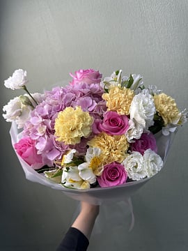 Пастельный микс с гортензией и розами