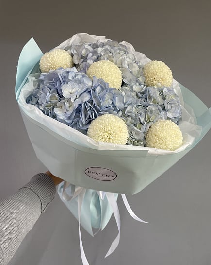 Синий букет из гортензии и хризантем with delivery to Astana