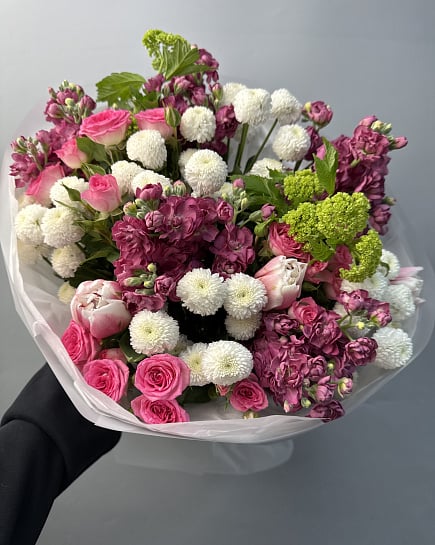 Романтичный микс из кустовых роз и маттиолы с доставкой по Астане