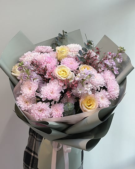 Нежный букет из роз и хризантем с доставкой по Астане
